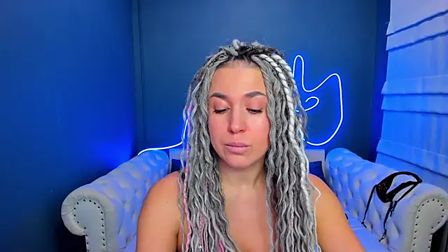 Snapshot of rock_n_roxy chatting on 5, 2, 2026 rock n roxy online show from 5, 2, 2026