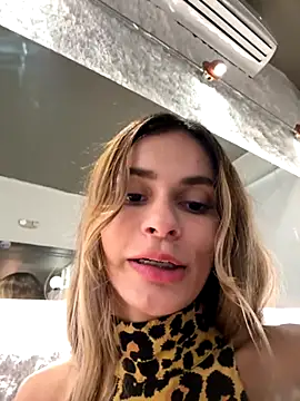 Snapshot of cuteluci_ chatting on 11, 10, 2025 cuteluci online show from 11, 10, 2025