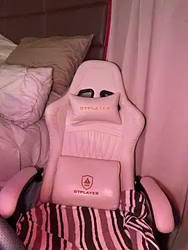 CrownedNyaries online show from 3, 1, 2025