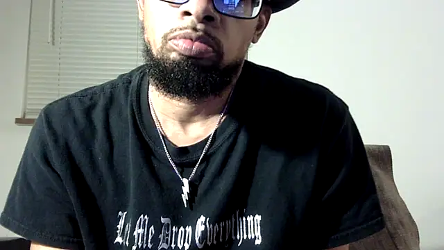 Snapshot of WhiskeyWood_DuhGOD chatting on 12, 10, 2025 WhiskeyWood DuhGOD online show from 12, 10, 2025