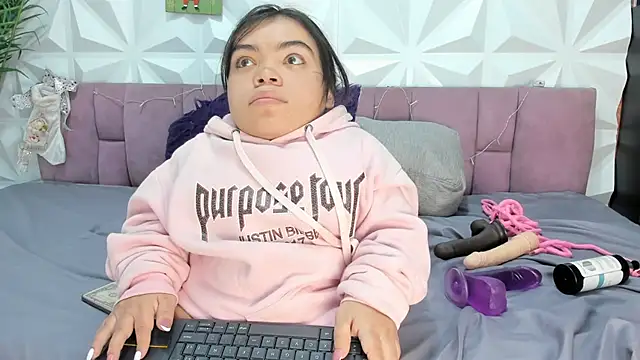 Snapshot of Michelle_Brooks chatting on 27, 12, 2024 Michelle Brooks online show from 27, 12, 2024