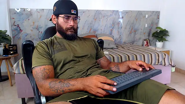 Snapshot of hanz_col chatting on 19, 4, 2026 hanz col online show from 19, 4, 2026