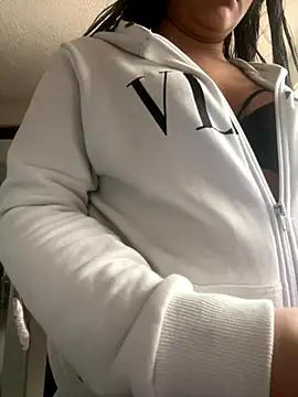 Little Ivy online show from 22, 11, 2025