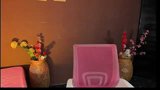 Little Ivy online show from 2, 12, 2025