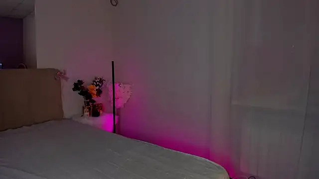 Laura Leee online show from 8, 1, 2025