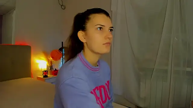 Laura Leee online show from 30, 10, 2025