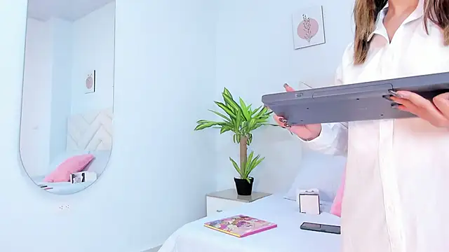 Snapshot of Bella_reaset18 chatting on 7, 12, 2024 Bella reaset18 online show from 7, 12, 2024