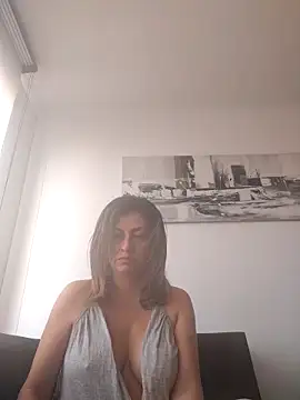 Snapshot of Latiinvenushot chatting on 16, 11, 2025 Latiinvenushot online show from 16, 11, 2025