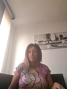 Snapshot of Latiinvenushot chatting on 23, 11, 2025 Latiinvenushot online show from 23, 11, 2025