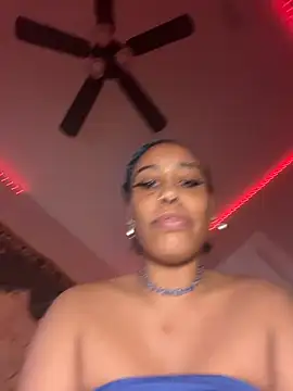 Snapshot of loveluna8 chatting on 4, 11, 2025 loveluna8 online show from 4, 11, 2025