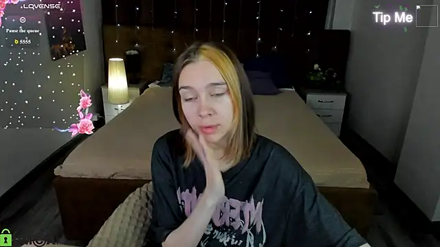 Snapshot of Lesi_Moonie01 chatting on 15, 7, 2026 Lesi Moonie01 online show from 15, 7, 2026