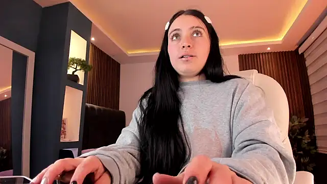 Snapshot of Lucy_Smith2 chatting on 20, 12, 2024 Lucy Smith2 online show from 20, 12, 2024