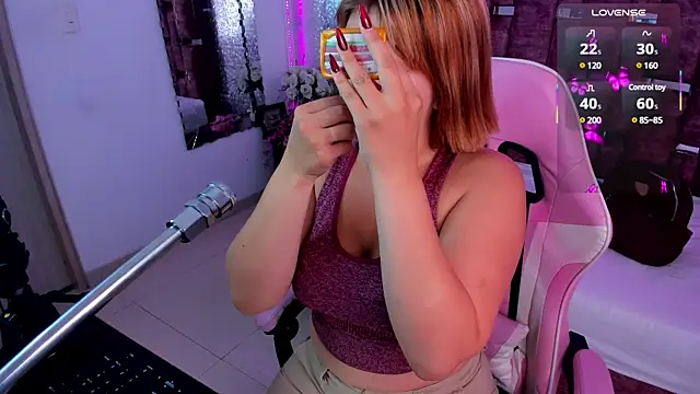 Snapshot of AlessiaDouce chatting on 12, 2, 2025 AlessiaDouce online show from 12, 2, 2025