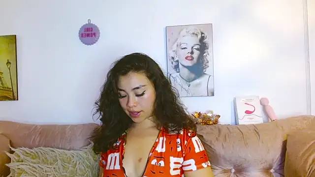 Snapshot of hinataleecs chatting on 5, 1, 2025 hinataleecs online show from 5, 1, 2025