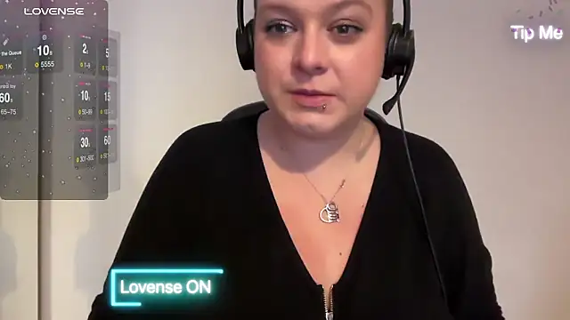 NaughtyWifeUK online show from 5, 1, 2025