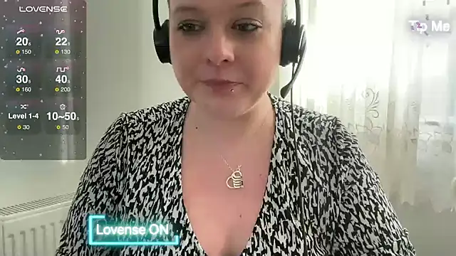 NaughtyWifeUK online show from 7, 1, 2025