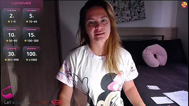 Snapshot of ParisW chatting on 6, 11, 2025 ParisW online show from 6, 11, 2025