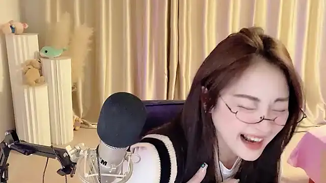 Daisy-77 online show from 28, 2, 2025