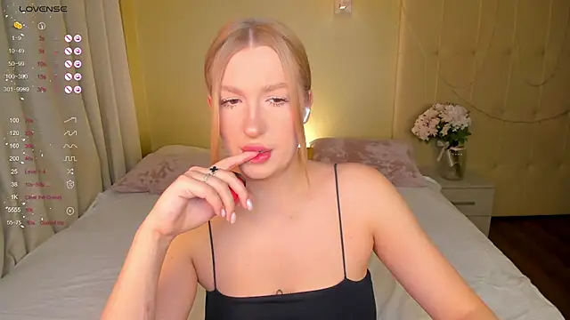 Snapshot of Emma__Leee chatting on 5, 3, 2025 Emma Leee online show from 5, 3, 2025