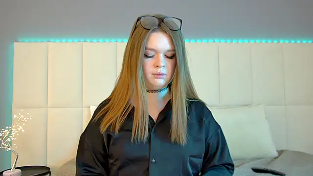 Snapshot of CrystalLyons chatting on 4, 3, 2025 CrystalLyons online show from 4, 3, 2025