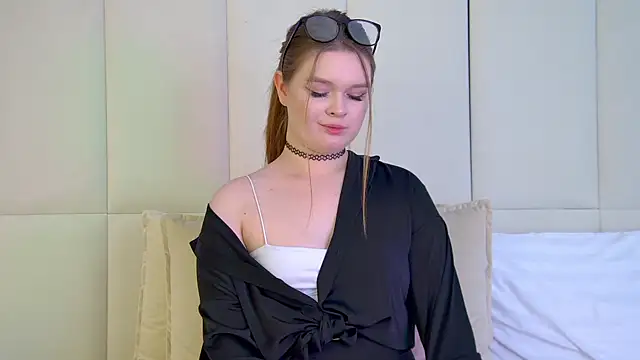 Snapshot of CrystalLyons chatting on 4, 3, 2025 CrystalLyons online show from 4, 3, 2025