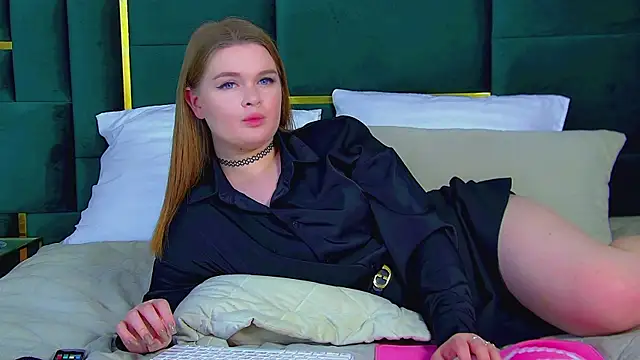 Snapshot of CrystalLyons chatting on 12, 3, 2025 CrystalLyons online show from 12, 3, 2025