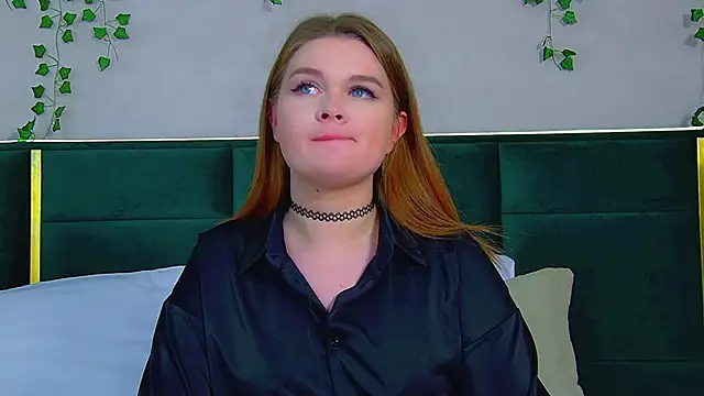 Snapshot of CrystalLyons chatting on 12, 3, 2025 CrystalLyons online show from 12, 3, 2025