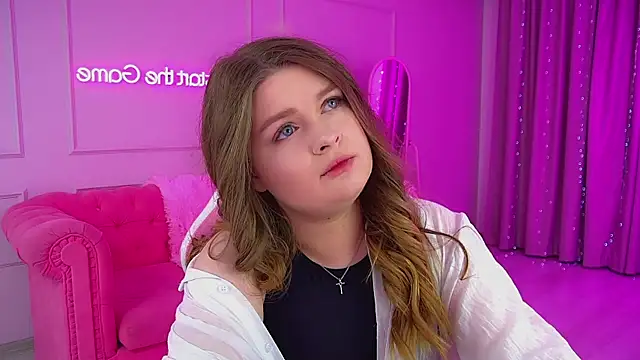 Snapshot of CrystalLyons chatting on 5, 10, 2025 CrystalLyons online show from 5, 10, 2025