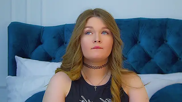 Snapshot of CrystalLyons chatting on 13, 10, 2025 CrystalLyons online show from 13, 10, 2025