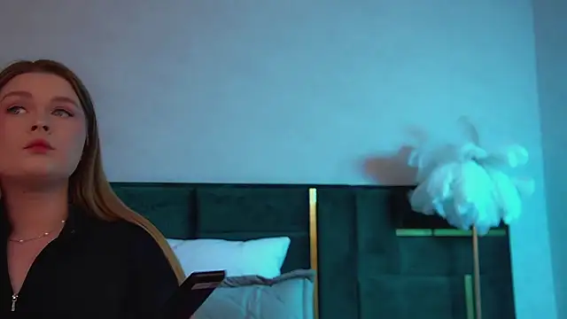 Snapshot of CrystalLyons chatting on 24, 11, 2025 CrystalLyons online show from 24, 11, 2025