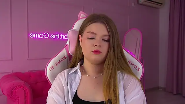 Snapshot of CrystalLyons chatting on 30, 11, 2025 CrystalLyons online show from 30, 11, 2025