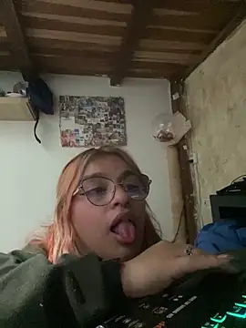 Snapshot of SophiaWeestt99 chatting on 20, 9, 2025 SophiaWeestt99 online show from 20, 9, 2025