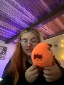 Snapshot of SophiaWeestt99 chatting on 15, 10, 2025 SophiaWeestt99 online show from 15, 10, 2025