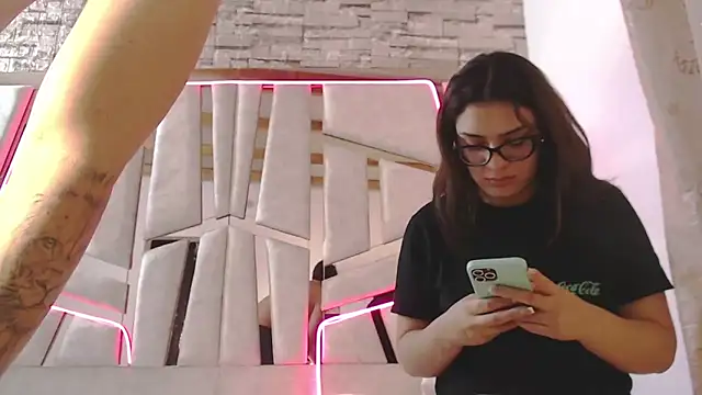 mia and austin online show from 13, 2, 2025