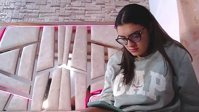 mia and austin online show from 16, 2, 2025