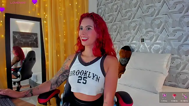 Sophiee Hill online show from 24, 10, 2025