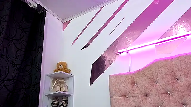 Snapshot of Kitten_Hot_ chatting on 7, 11, 2025 Kitten Hot online show from 7, 11, 2025