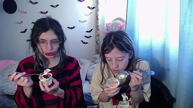 Snapshot of BRIAR_AND_BLAIR chatting on 8, 9, 2025 BRIAR AND BLAIR online show from 8, 9, 2025