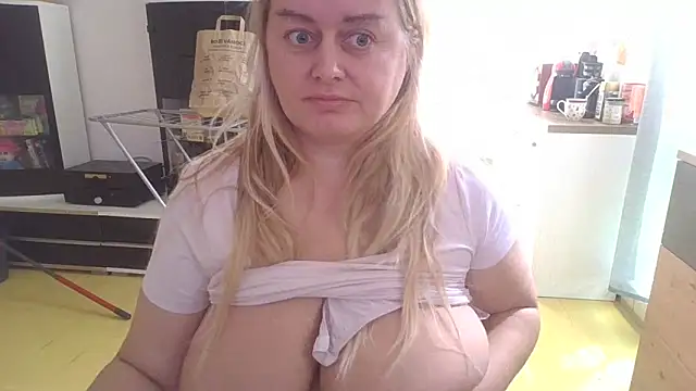 Snapshot of Meliss_Official9 chatting on 20, 3, 2025 Meliss Official9 online show from 20, 3, 2025