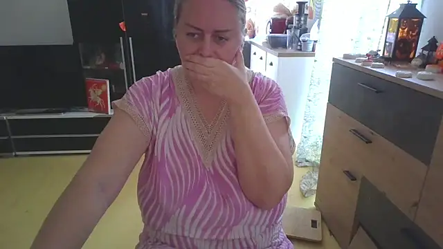 Snapshot of Meliss_Official9 chatting on 12, 10, 2025 Meliss Official9 online show from 12, 10, 2025