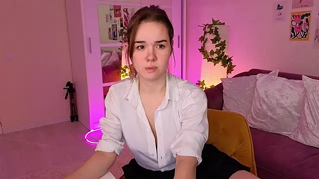 Snapshot of LindaRobertz chatting on 4, 3, 2025 LindaRobertz online show from 4, 3, 2025