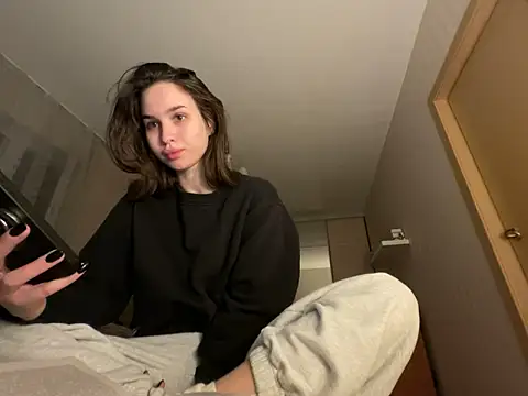 Roxie Mils online show from 9, 11, 2025