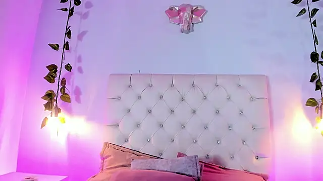 Isabella Flowers online show from 3, 12, 2025