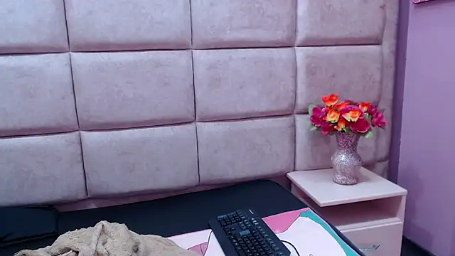 Miaa Smiith  online show from 27, 12, 2024