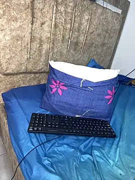bunniestwosomee online show from 10, 7, 2026