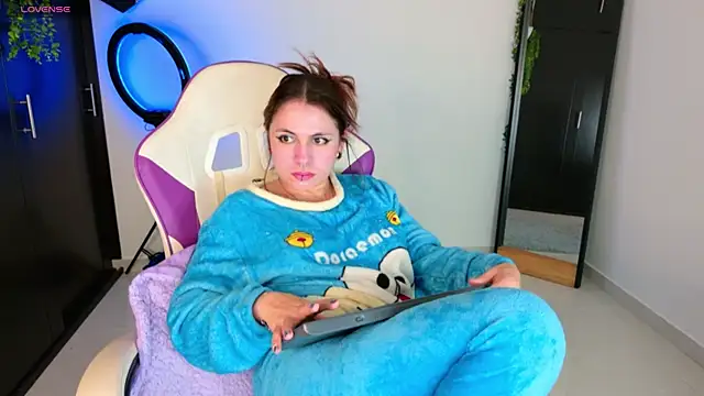 Snapshot of GilaKat chatting on 13, 10, 2025 GilaKat online show from 13, 10, 2025