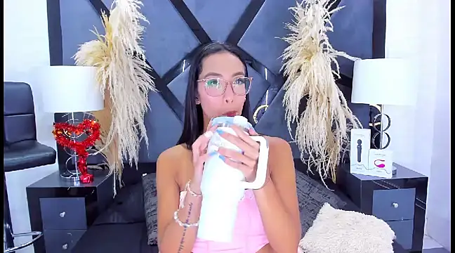 KylieWhite online show from 4, 2, 2025