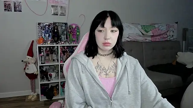 Snapshot of SweetieMollyy chatting on 15, 12, 2025 SweetieMollyy online show from 15, 12, 2025