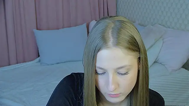 Snapshot of BritneyCruze chatting on 27, 2, 2025 BritneyCruze online show from 27, 2, 2025