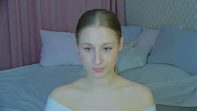 Snapshot of BritneyCruze chatting on 5, 3, 2025 BritneyCruze online show from 5, 3, 2025